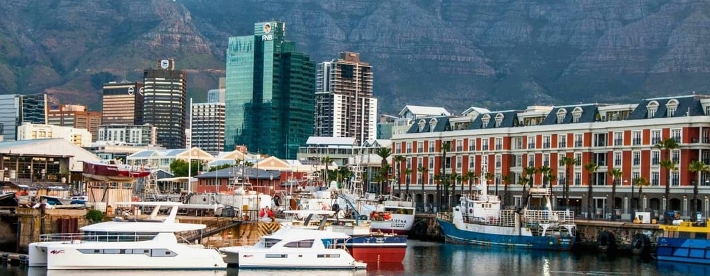 V&A Waterfront visto do porto com Table Mountain ao fundo, Cape Town.
