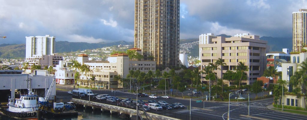 vista do navio ancorado em honolulu com vista para a cidade