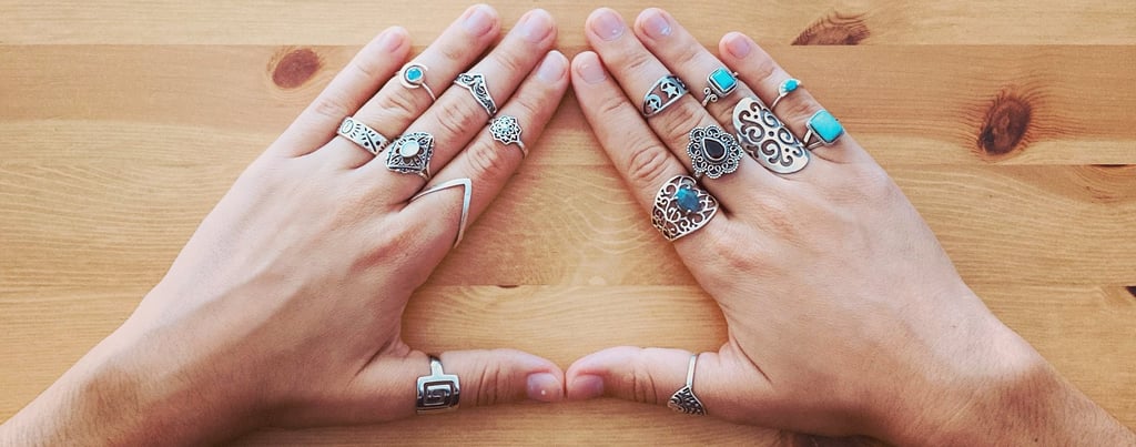 Mains avec beaucoup de bagues
