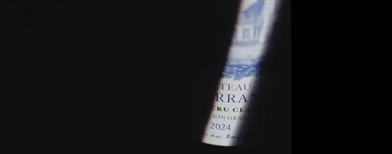 jeu de lumière sur une bouteille de vin rouge, chateau de ferrand à saint émilion