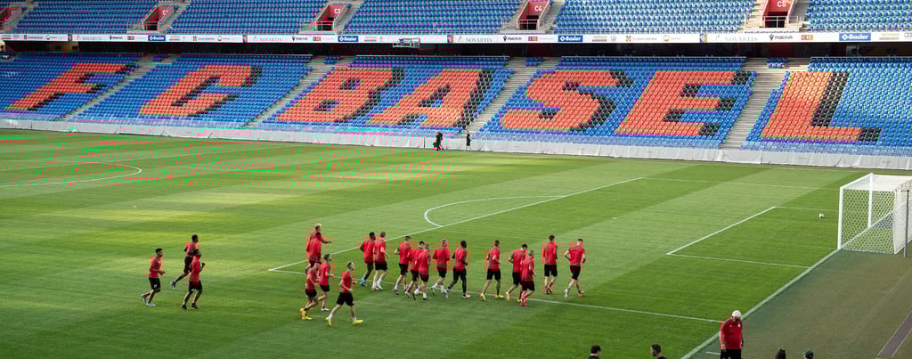 Innenansicht des St. Jakob-Park Stadions in Basel mit Blick auf Spielfeld, Tribünen und rotblauer Fankurve während eines Spie