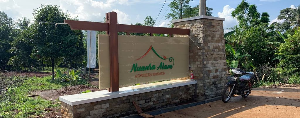 Pemandangan pegunungan hijau yang luas di Nuansa Alam Agroeduwisata, Bogor Timur.