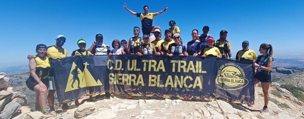 Voluntarios del CDUTSB disfrutándolo en equipo en la montaña.