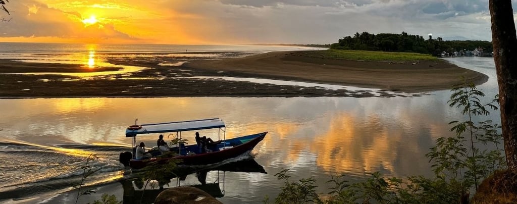 Barco saindo da Marina Pez Vela em Quepos, Costa Rica, durante o pôr do sol