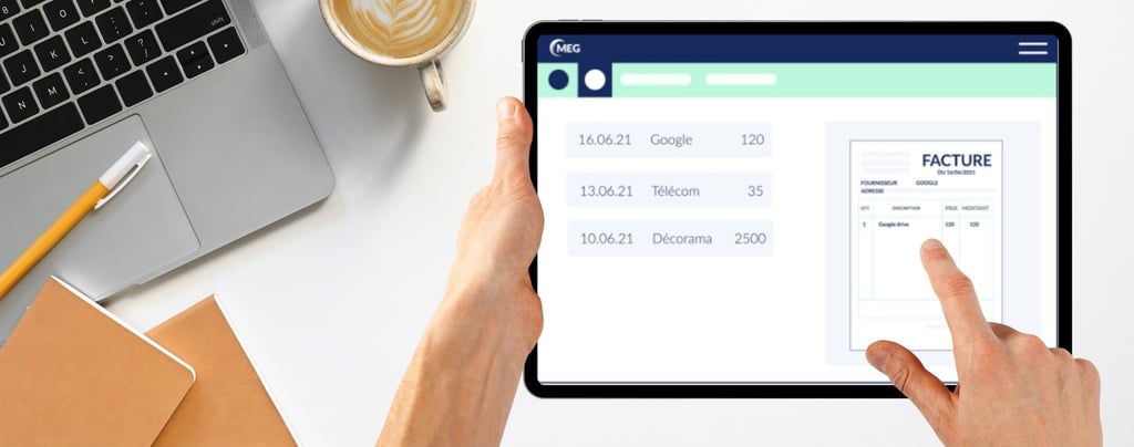 Personne qui regarde sa facture sur sa tablette