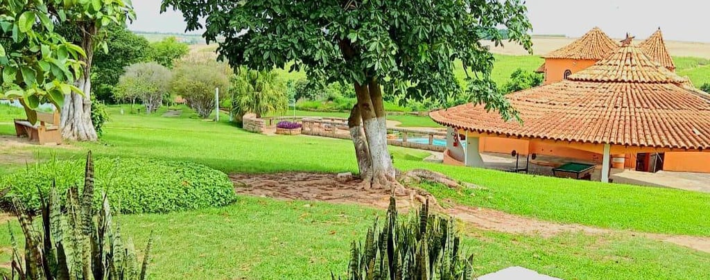 area verde e espaço de jogos