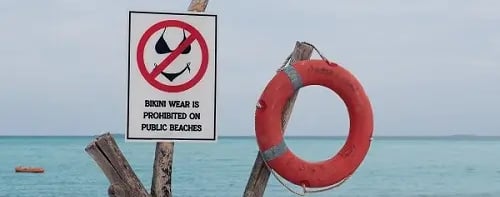 cartello no bikini beach alle Maldive