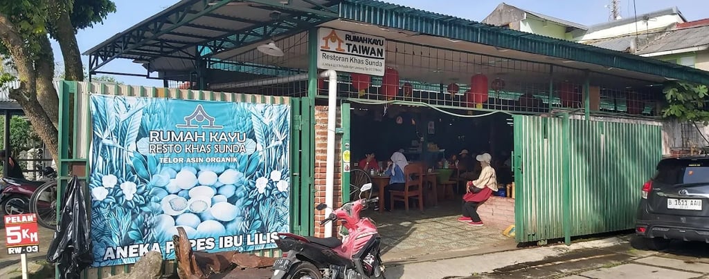 rumah kayu resto khas sunda