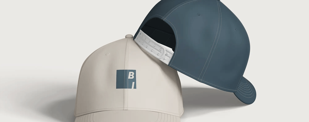Una gorra blanca y una azul con el logotipo de Bárzaga Interiors