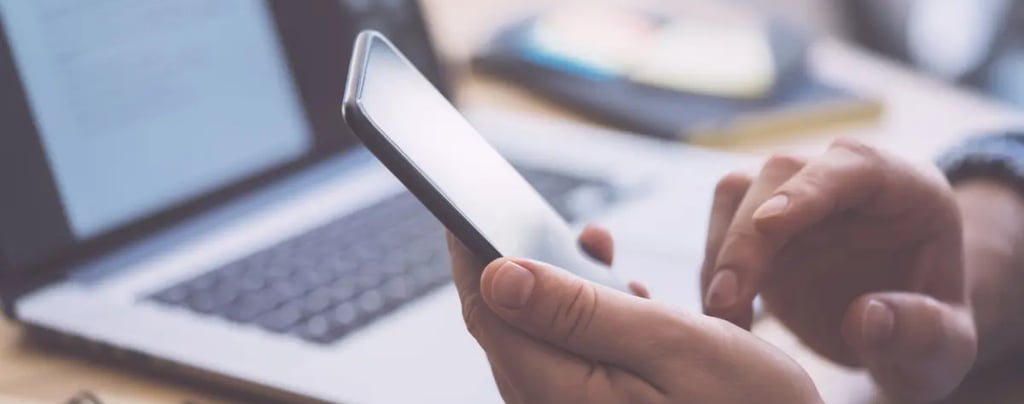 Pessoa pesquisando negócio local no celular antes de tomar decisão de compra