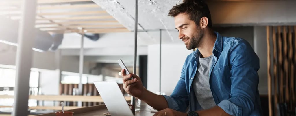 Dono de negócio local cuidando da presença digital da empresa no dia a dia