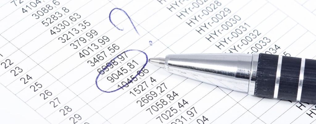 Un stylo posé sur feuille plein de chiffres