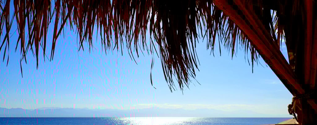 Érezze a nap energiáját, amely a tengerrel játszik a strand előtt