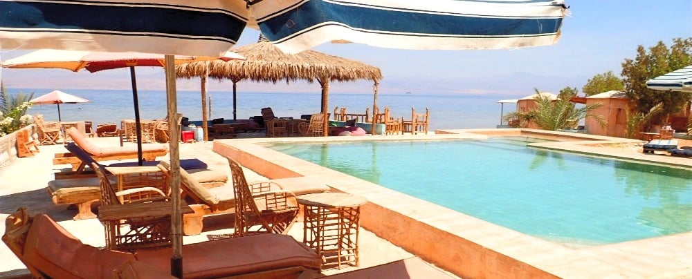 Βεδουίνος σταρ ras shitan που χαλαρώνει κάτω από την ομπρέλα