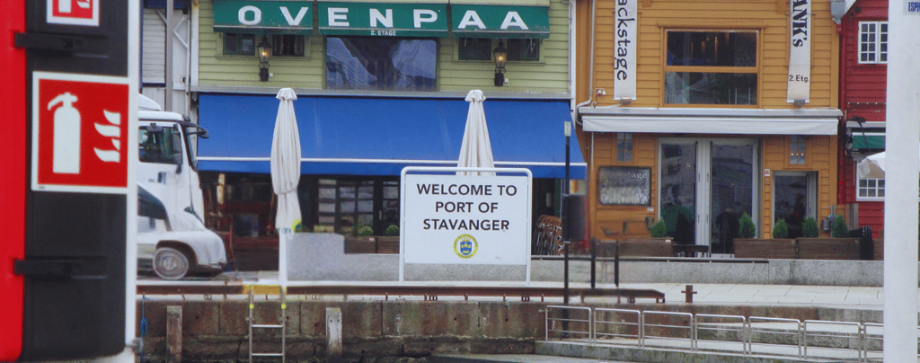 Placa de chegada no porto de Stavanger, Noruega.