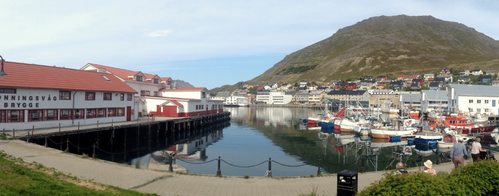 Vista panorâmica do pier em Honningsvåg, Noruega, na chegada do navio.