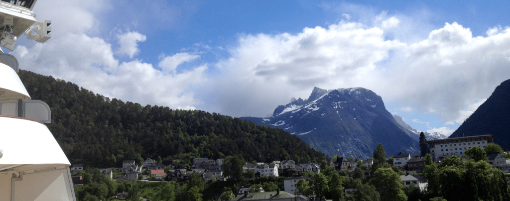 Vista do navio para o fjord em Åndalsnes, Noruega.