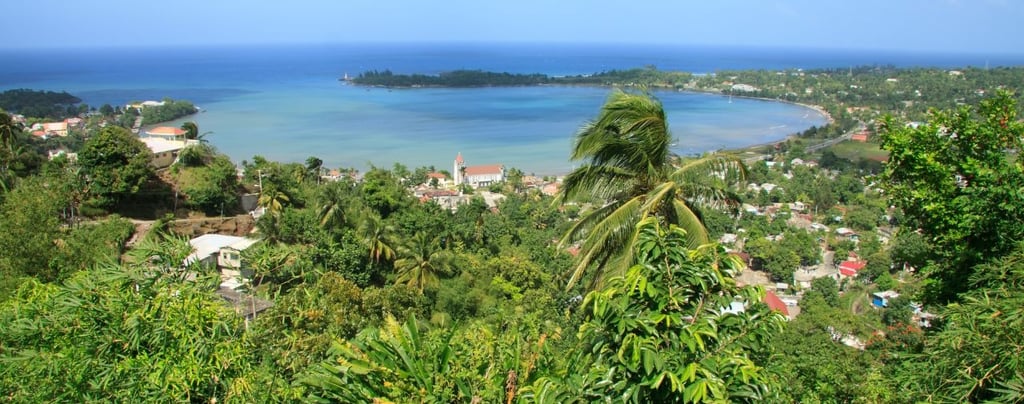 Vista panorâmica de Port Antonio, Jamaica, com suas ruas pitorescas e a vegetação exuberante ao redo
