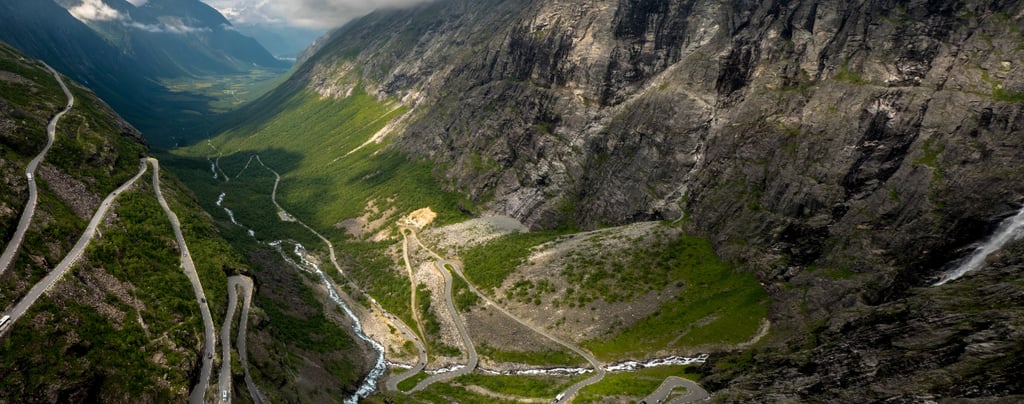 Vista panorâmica da Estrada dos Trolls, rota clássica na Noruega popular entre viajantes de cruzeiro