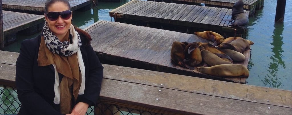 Autora observando os leões-marinhos no Pier 39 em São Francisco.