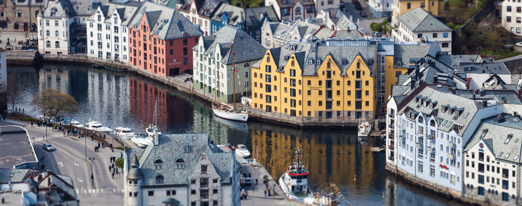 Vista panorâmica tranquila do canal central em Ålesund, Noruega.