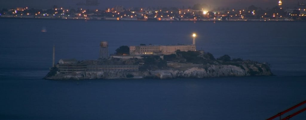 Vista noturna da Ilha de Alcatraz em São Francisco.