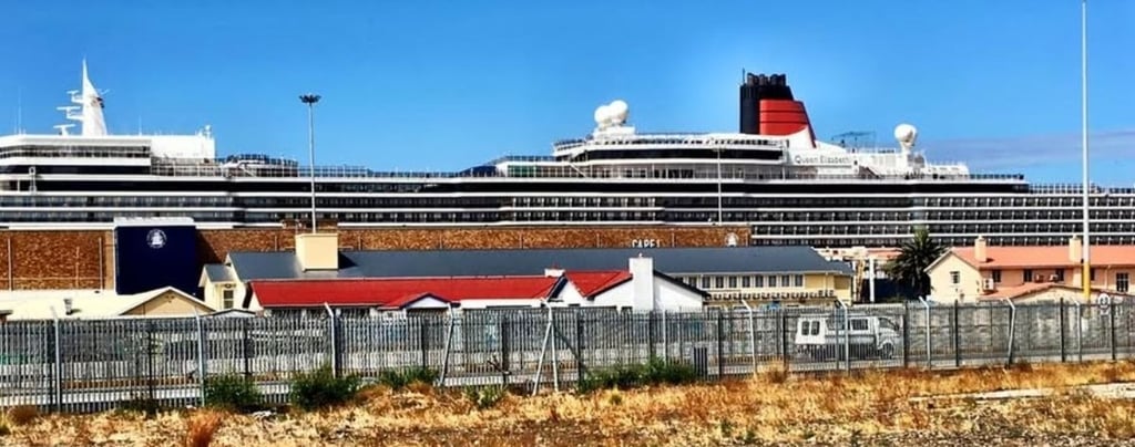 Navio de cruzeiro ancorado no Porto da Cidade do Cabo visto pelos portões do terminal.