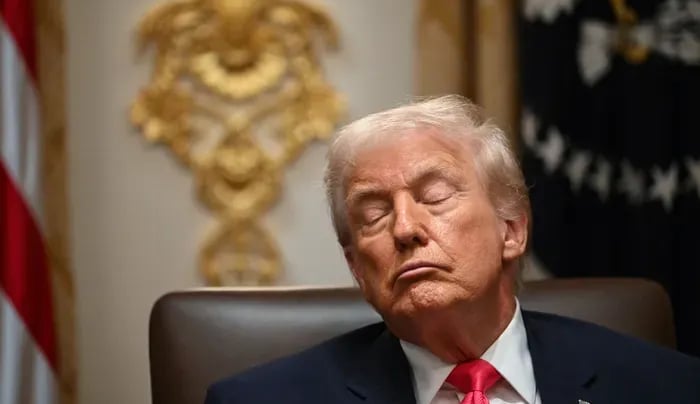 Donal Trump sleeping during a meeting