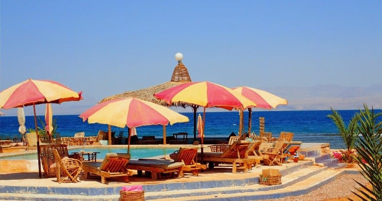 Piscina de agua dulce y Arisha de playa con sombrillas en el Mar Rojo en Bedouin Star