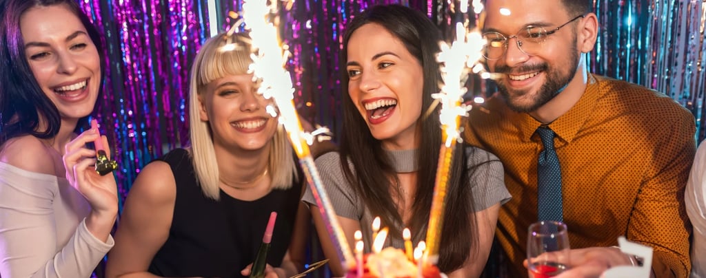 Amigos celebrando un cumpleaños mientras escuchan una canción personalizada de Musycol.