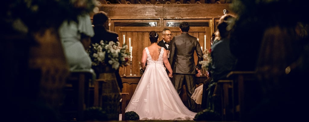 Pareja de novios casándose en el día de su boda escuchando una canción personalizada de Musycol.