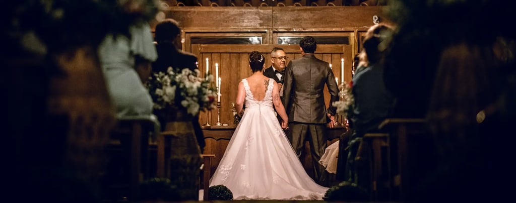 Pareja de novios casándose en el día de su boda escuchando una canción personalizada de Musycol.