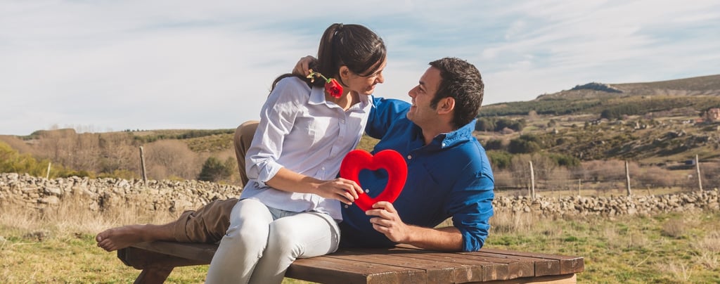 El día de San Valentín una pareja feliz escucha el regalo de una cancion personalizada de Musycol.