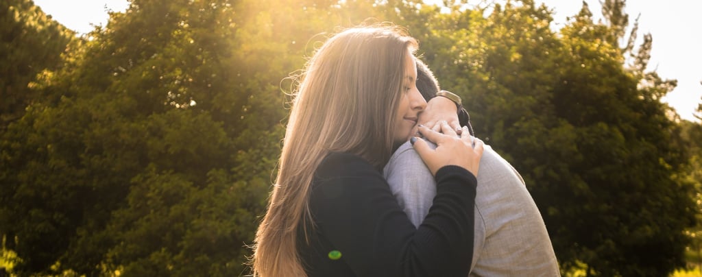 Pareja feliz escuchando una canción personalizada de Musycol.