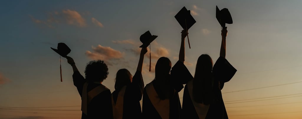 Unos amigos disfrutan del día de su graduación escuchando una canción personalizada de Musycol.