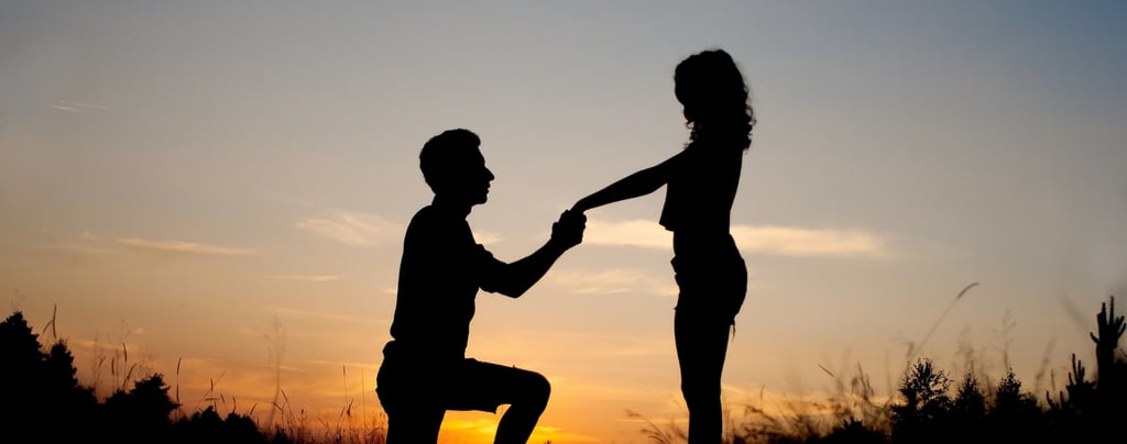 Persona arrodillada pidiendo matrimonio en un momento romántico escuchando una canción personalizada de Musycol.