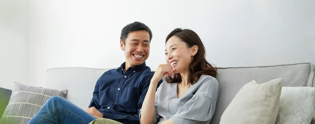 Padres felices, disfrutando de un regalo original y emotivo, una canción personalizada de Musycol