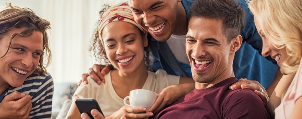 Unos amigos encargan una cancion personalizada para su amigo y todos disfrutando escuchando la cancion de Musycol.