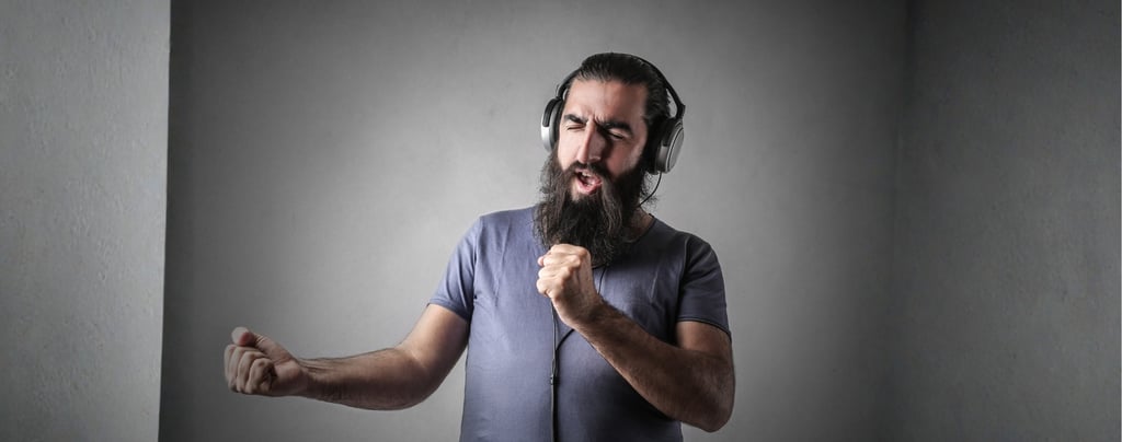 Amigo friki cantando y disfrutando de una canción personalizada de Musycol.