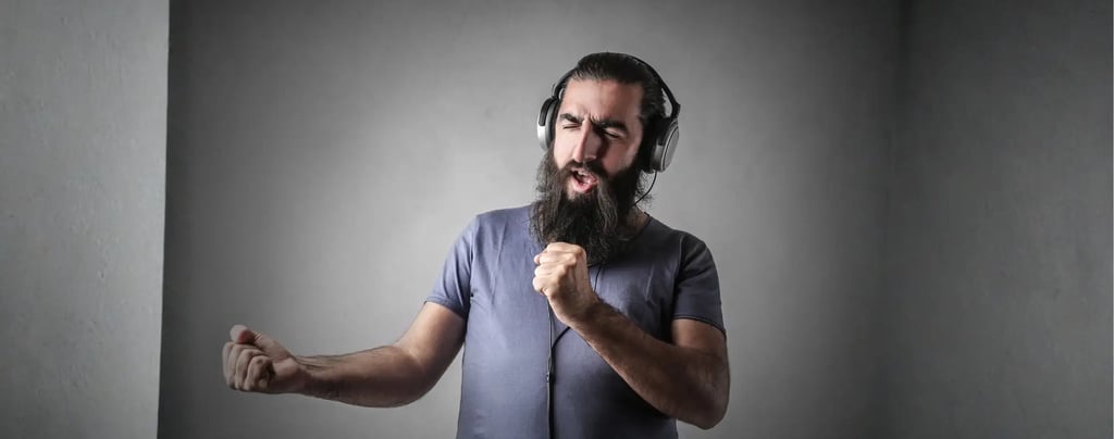 Amigo friki cantando y disfrutando de una canción personalizada de Musycol.