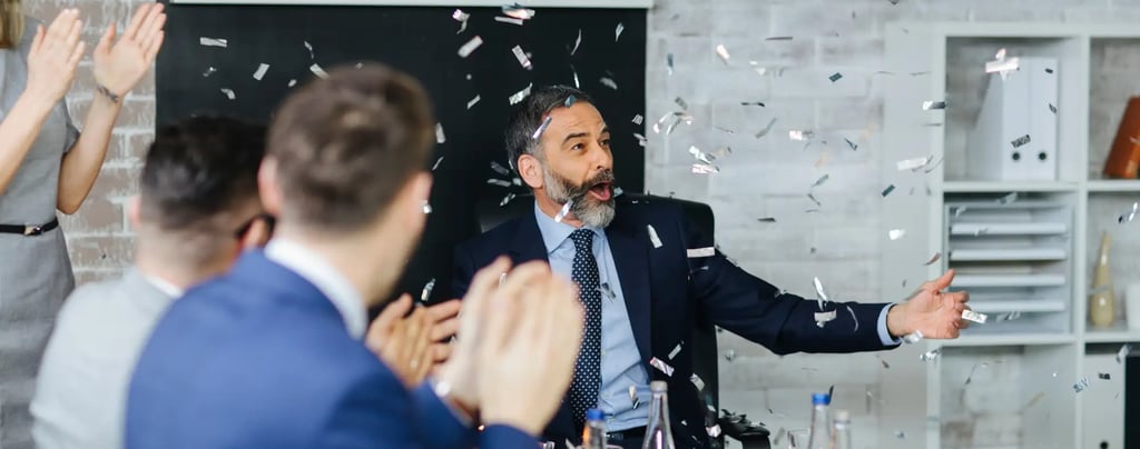 Compañero de trabajo feliz en su fiesta de despedida por jubilación escuchando una canción personalizada de Musycol.