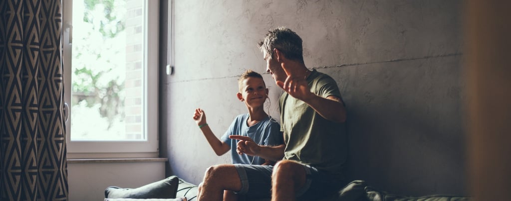 Padre e hijo disfrutando de escuchar una canción personalizada de Musycol.