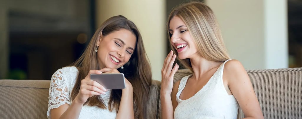 Dos amigas riendo mientras escuchan una canción personalizada de Musycol.