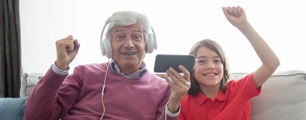 Abuelo con su nieto sonriendo y disfrutando de una canción personalizada de Musycol.
