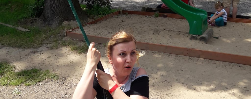 a Patrycja Mita z Żory swinging a rope - rope swing