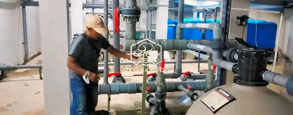 Teknisi dayanapool sedang memasang instalasi kolam renang.
