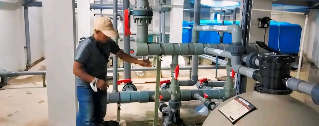Teknisi dayanapool sedang memasang instalasi kolam renang.