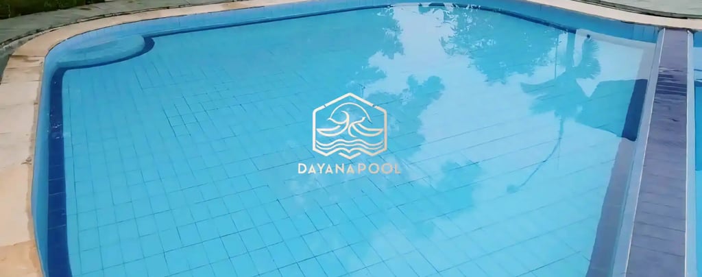 kolam renang sederhana di halaman belakang rumah dengan keramik berwarna biru tua