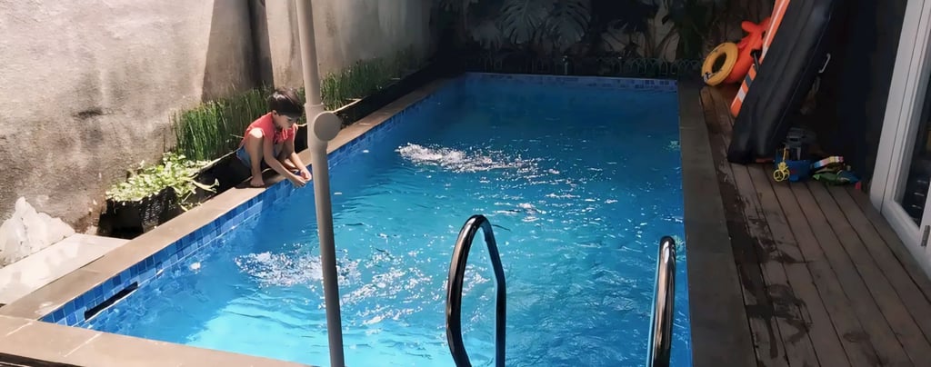 Kolam renang di halaman belakang rumah yang indah dan estetik