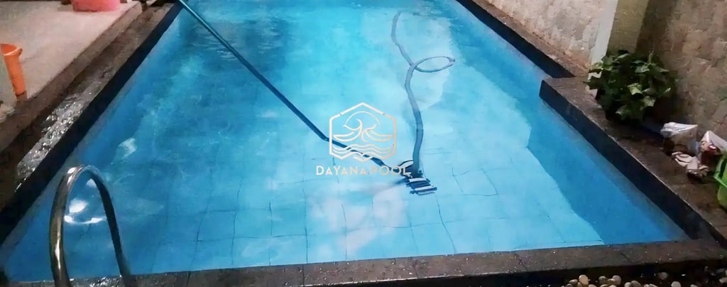 Teknisi membersihkan kolam renang menggunakan alat khusus